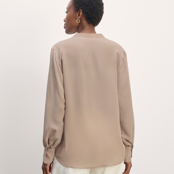 Everlane The Henley Shirt in Washable Silk Taupe Blouse Size 6 - Picture 4 of 10